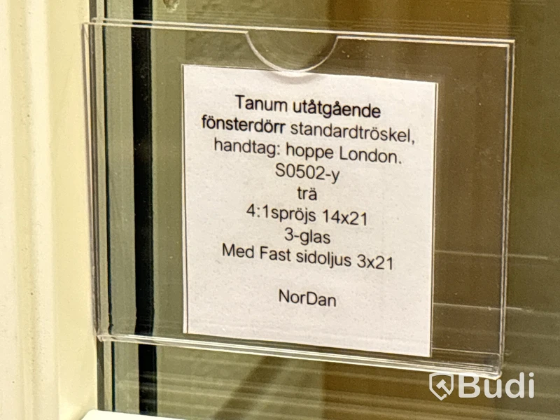 Utåtgående parönsterdörr NorDan Tanum 14x21 med fasta sidoljus 3x21
