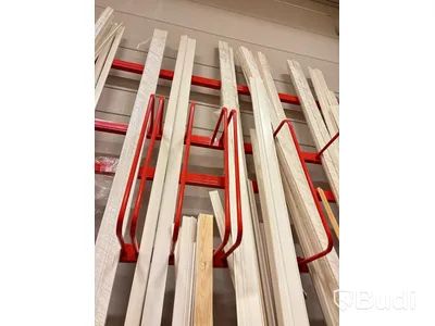 Materialställ med lister, karmar, innerdörrar och golv
