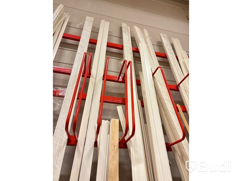 Materialställ med lister, karmar, innerdörrar och golv