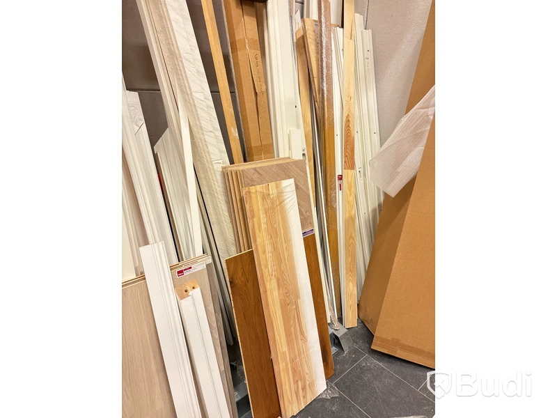 Materialställ med lister, karmar, innerdörrar och golv