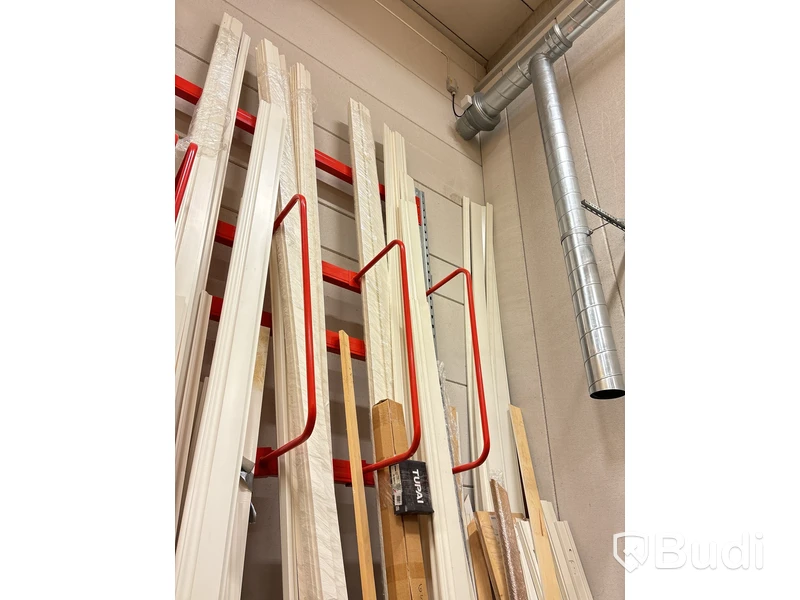 Materialställ med lister, karmar, innerdörrar och golv