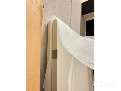 Materialställ med lister, karmar, innerdörrar och golv