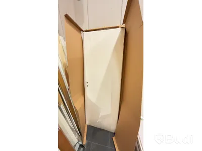 Materialställ med lister, karmar, innerdörrar och golv