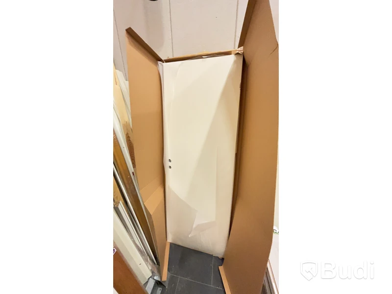 Materialställ med lister, karmar, innerdörrar och golv