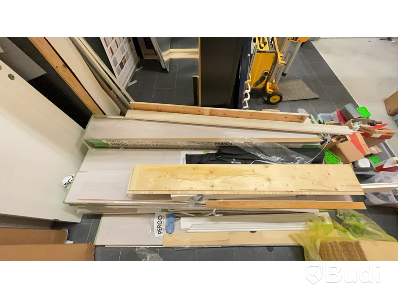 Materialställ med lister, karmar, innerdörrar och golv