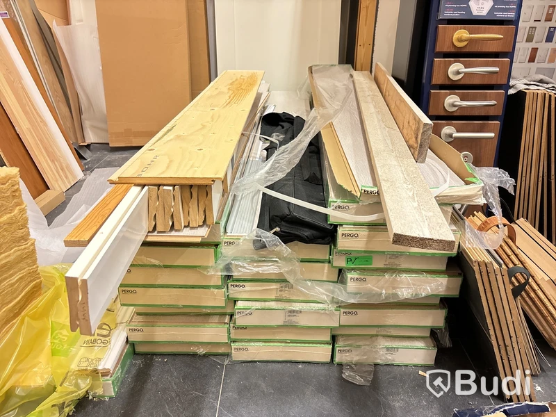 Materialställ med lister, karmar, innerdörrar och golv