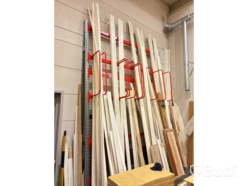 Materialställ med lister, karmar, innerdörrar och golv