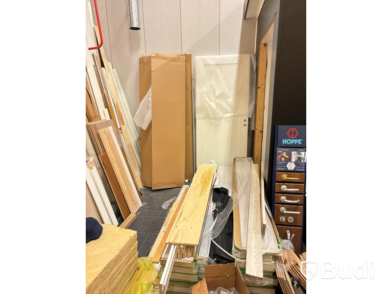 Materialställ med lister, karmar, innerdörrar och golv