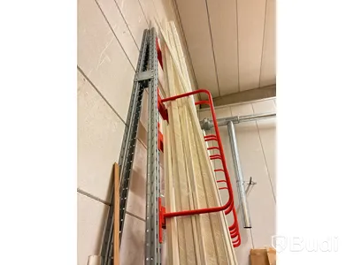 Materialställ med lister, karmar, innerdörrar och golv