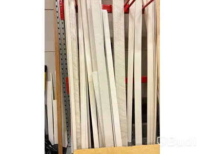 Materialställ med lister, karmar, innerdörrar och golv