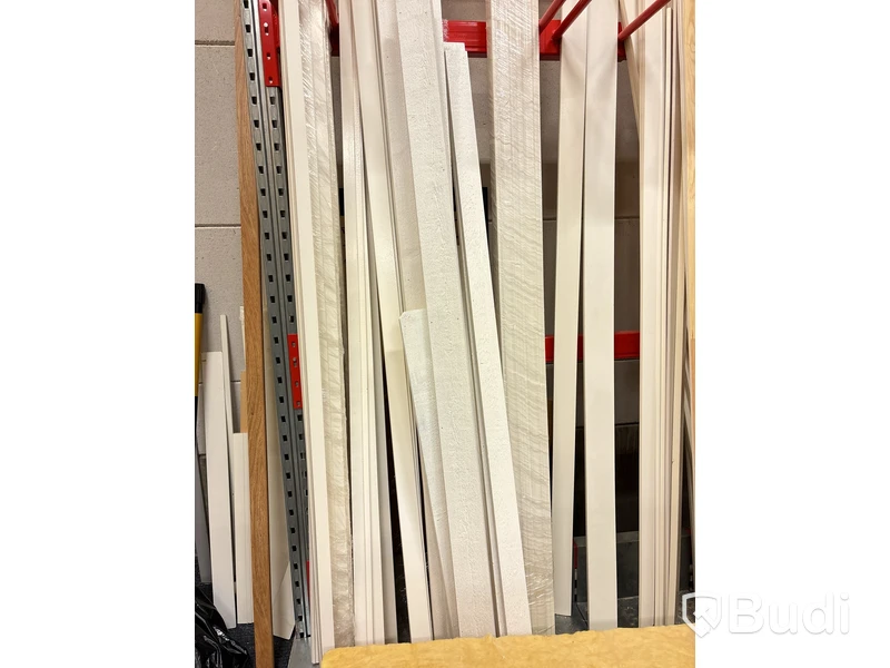 Materialställ med lister, karmar, innerdörrar och golv