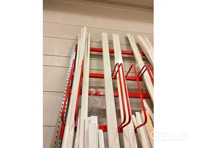 Materialställ med lister, karmar, innerdörrar och golv