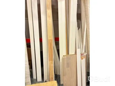 Materialställ med lister, karmar, innerdörrar och golv