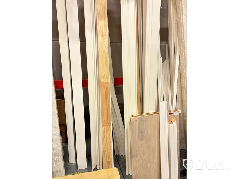 Materialställ med lister, karmar, innerdörrar och golv
