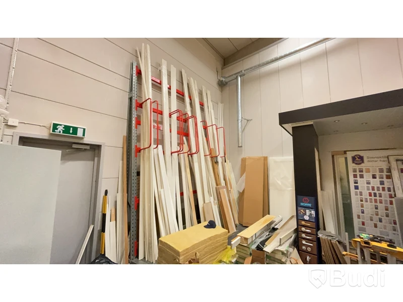 Materialställ med lister, karmar, innerdörrar och golv