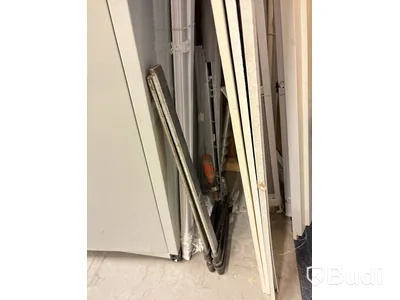 Skåp med innehåll (skruv, verktyg & installationsmaterial)