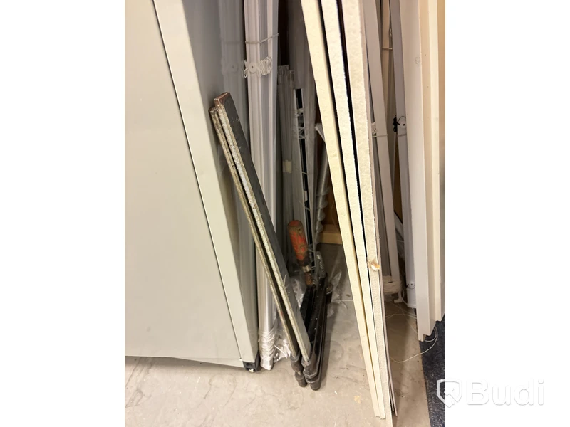 Skåp med innehåll (skruv, verktyg & installationsmaterial)