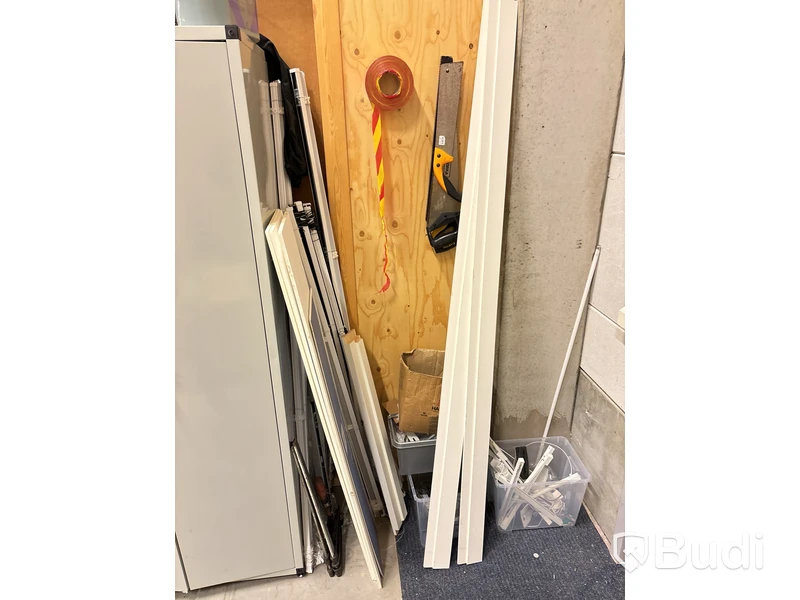 Skåp med innehåll (skruv, verktyg & installationsmaterial)