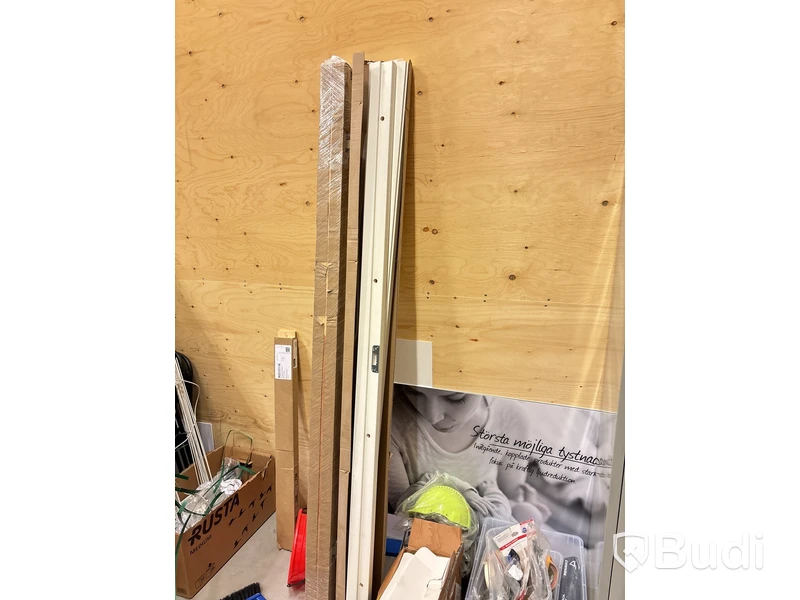 Skåp med innehåll (skruv, verktyg & installationsmaterial)