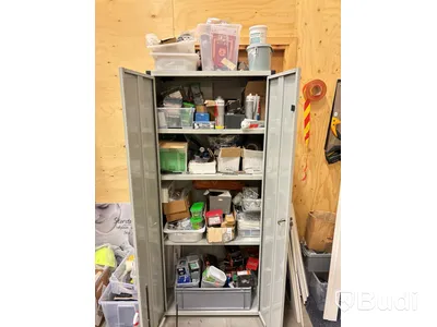 Skåp med innehåll (skruv, verktyg & installationsmaterial)