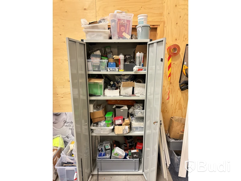 Skåp med innehåll (skruv, verktyg & installationsmaterial)