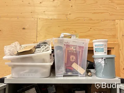 Skåp med innehåll (skruv, verktyg & installationsmaterial)