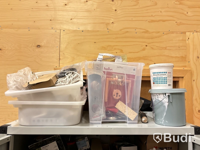 Skåp med innehåll (skruv, verktyg & installationsmaterial)