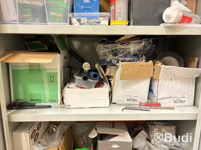 Skåp med innehåll (skruv, verktyg & installationsmaterial)