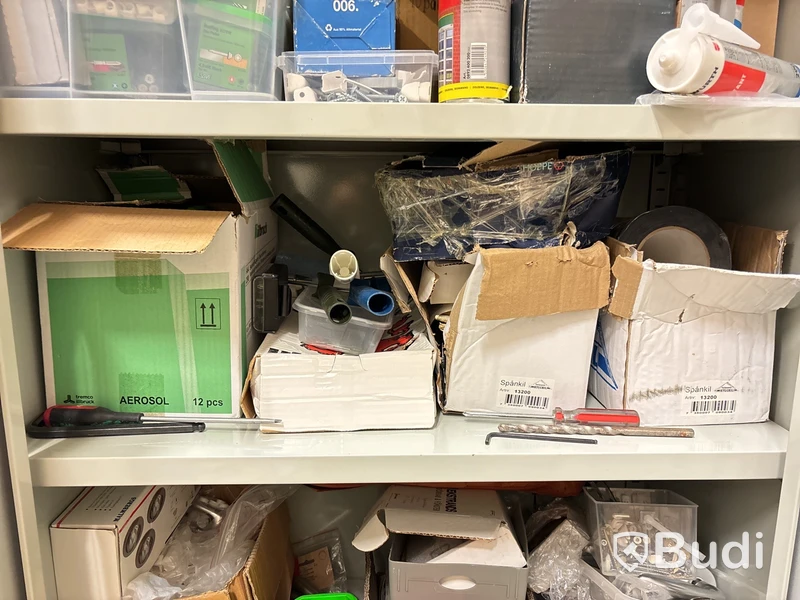Skåp med innehåll (skruv, verktyg & installationsmaterial)