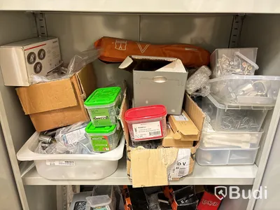 Skåp med innehåll (skruv, verktyg & installationsmaterial)