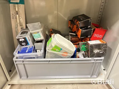 Skåp med innehåll (skruv, verktyg & installationsmaterial)