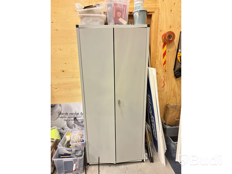 Skåp med innehåll (skruv, verktyg & installationsmaterial)