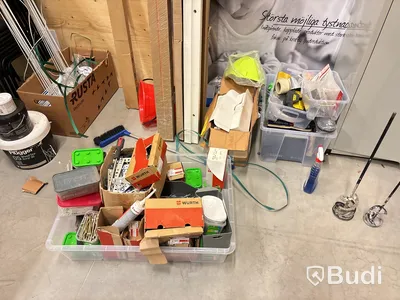 Skåp med innehåll (skruv, verktyg & installationsmaterial)