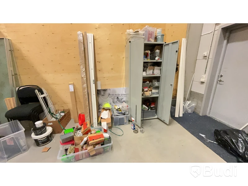 Skåp med innehåll (skruv, verktyg & installationsmaterial)