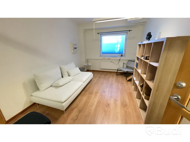 Sofa, fåtölj, hylla, stolar & lampor