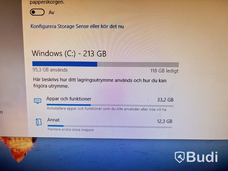 Kontor med skrivbord, stol, dator & skåp