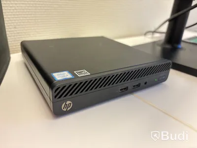Kontor med skrivbord, stol, dator & skåp