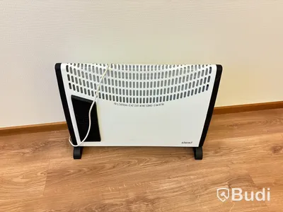 Kontor med skrivbord, stol, dator & skåp