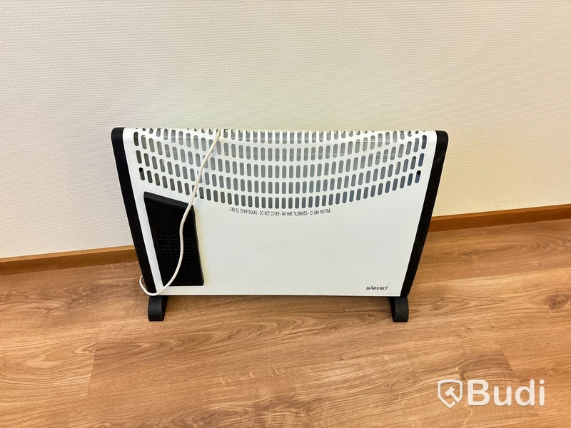 Kontor med skrivbord, stol, dator & skåp