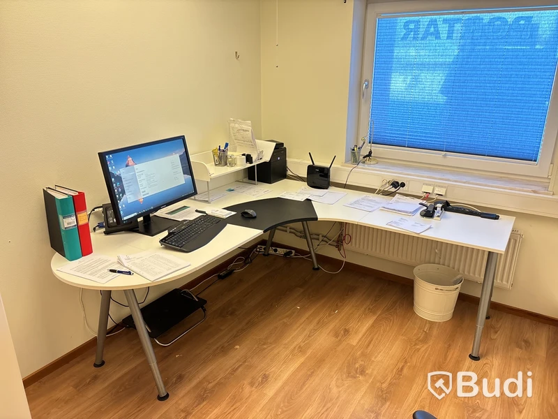 Kontor med skrivbord, stol, dator & skåp