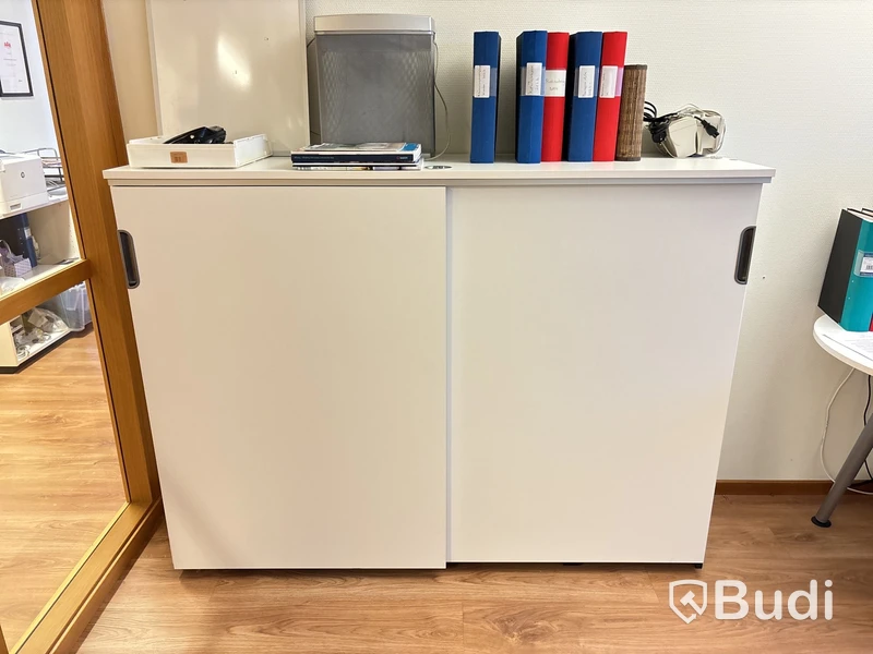 Kontor med skrivbord, stol, dator & skåp