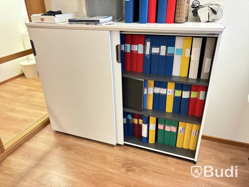 Kontor med skrivbord, stol, dator & skåp