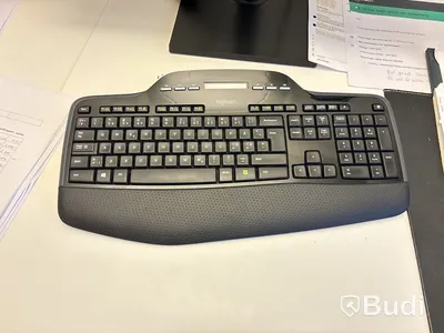 Kontor med skrivbord, stol, dator & skåp