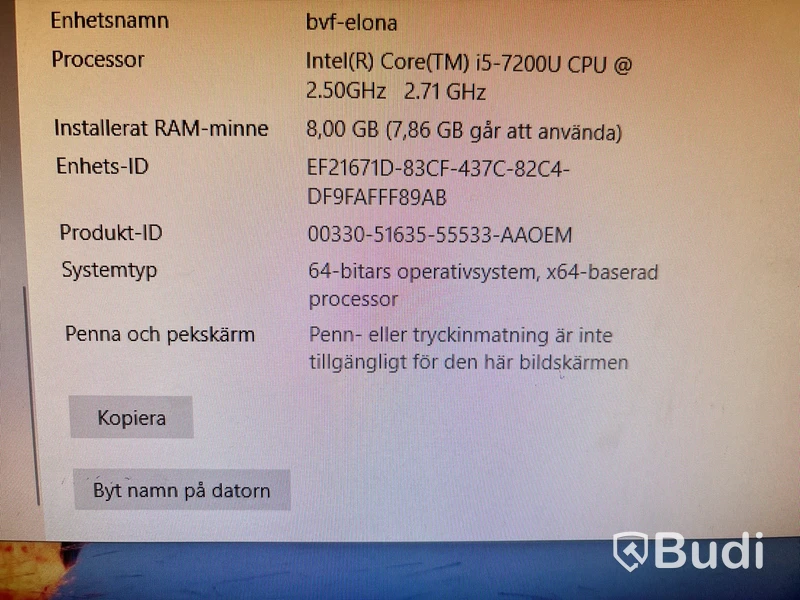 Kontor med skrivbord, stol, dator & skåp