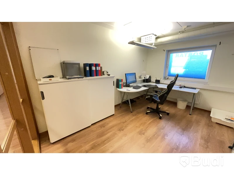 Kontor med skrivbord, stol, dator & skåp