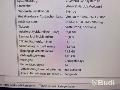 Kontor med skrivbord, fåtölj, dator & hylla