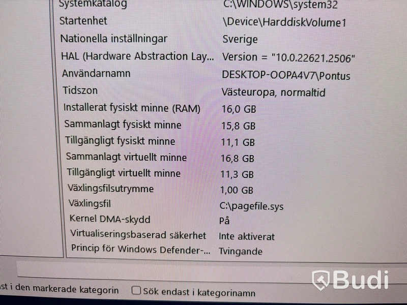 Kontor med skrivbord, fåtölj, dator & hylla
