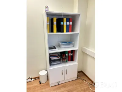 Kontor med skrivbord, fåtölj, dator & hylla