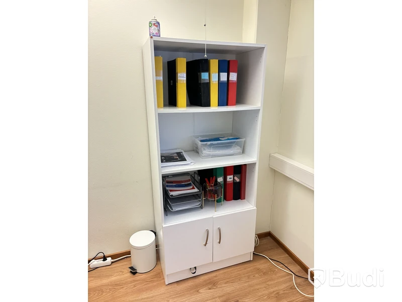 Kontor med skrivbord, fåtölj, dator & hylla