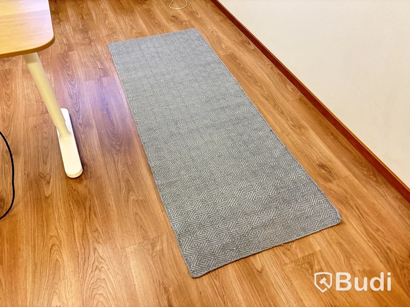 Kontor med skrivbord, fåtölj, dator & hylla